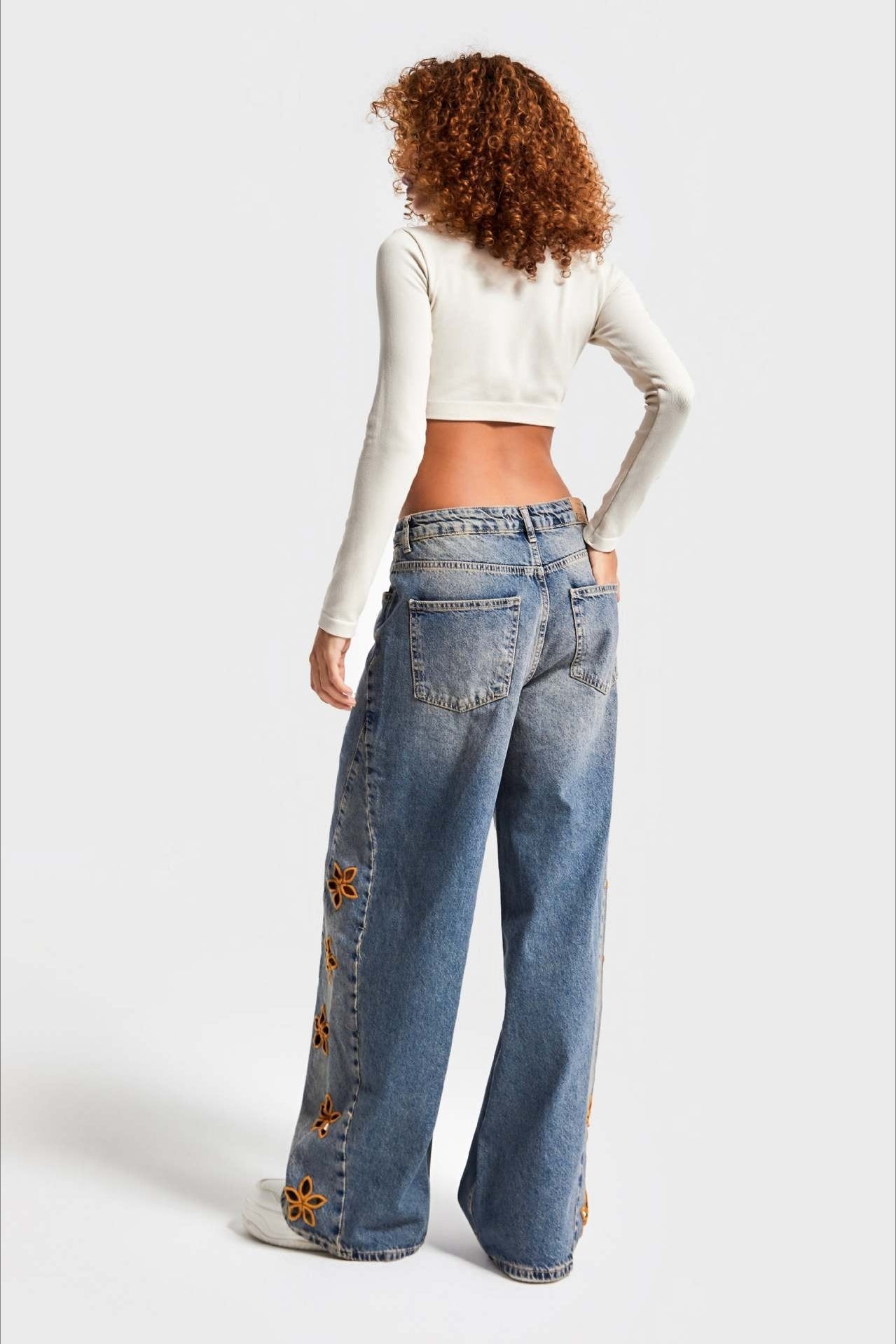 Loose Fit High Waist Floral Embroidered Jeans