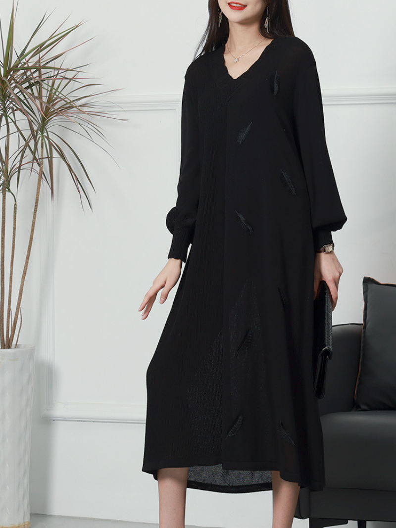 V-Neck Long Sleeve Feather Applique Knit Loose Midi Dress 3