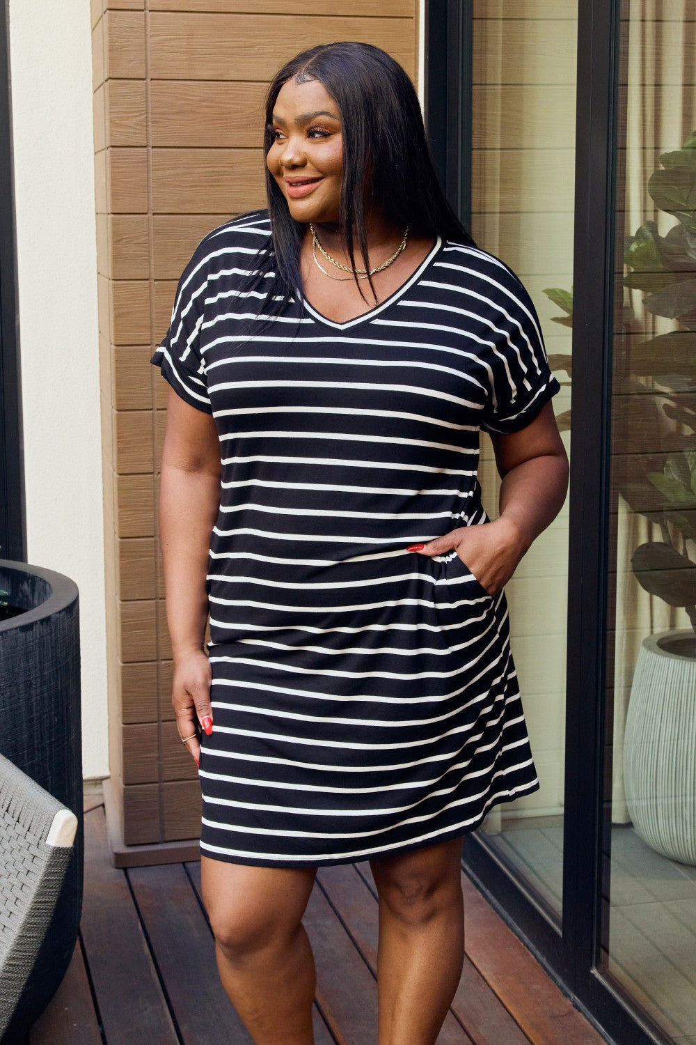 Black/ivory V-Neck Striped Short Sleeve Pocket Shift Midi Dress
