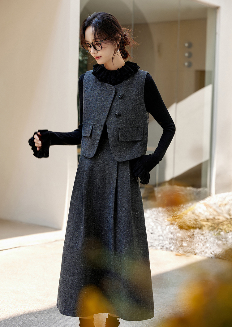 Tweed Vest & Skirt Set �Elegant Two-Piece Chanel-Inspired Style