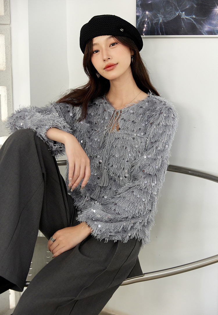Sequin Fringe Crewneck Blouse �Elegant Straight Fit