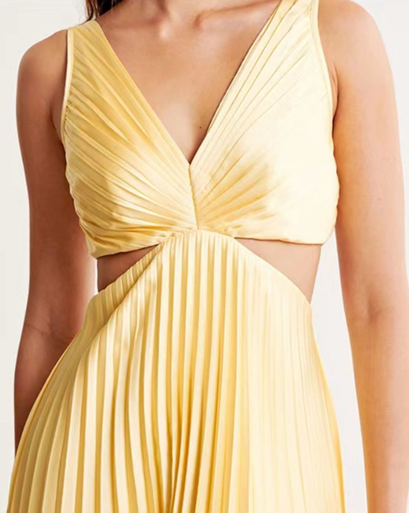 Nina Timeless Pleated Dress with a Neckline Chic Silhouette Collection