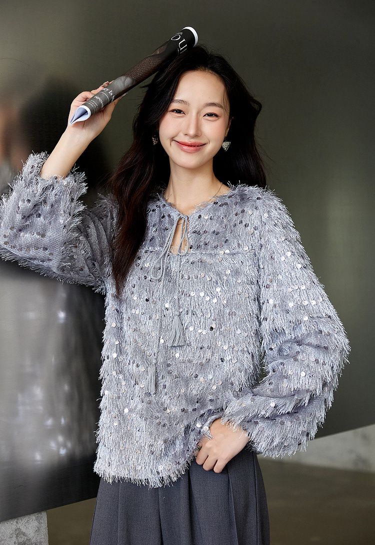 Sequin Fringe Crewneck Blouse �Elegant Straight Fit