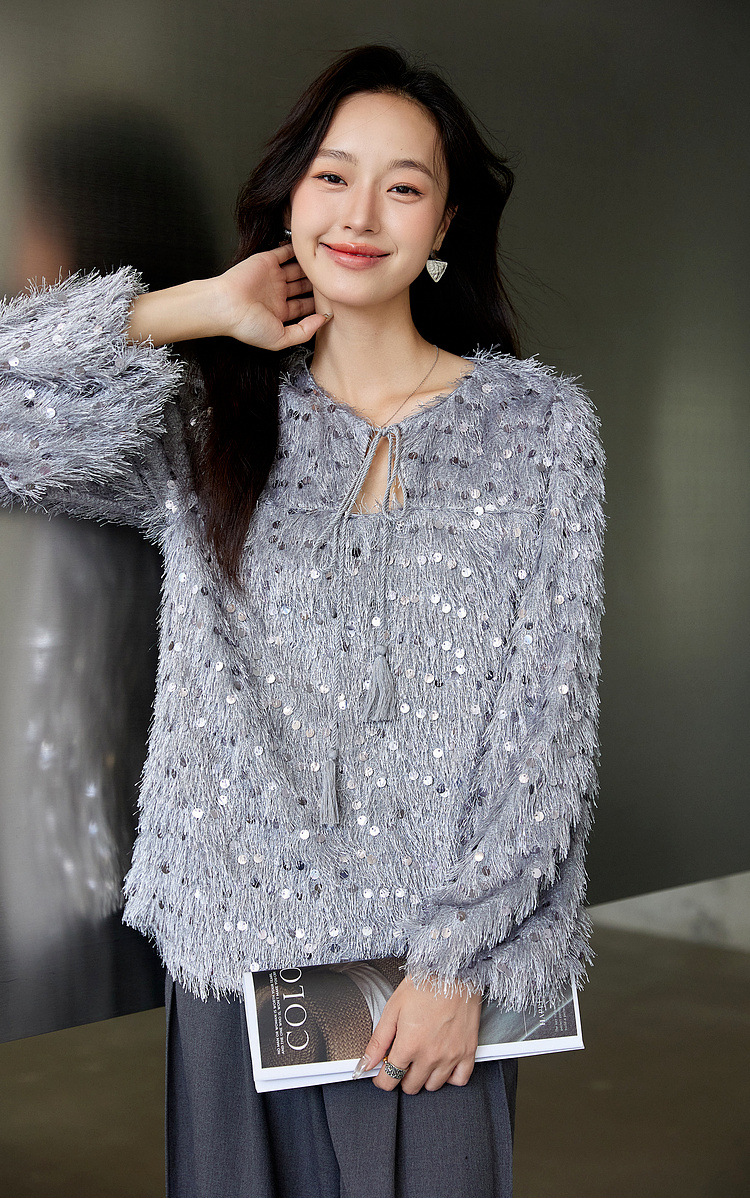 Sequin Fringe Crewneck Blouse �Elegant Straight Fit