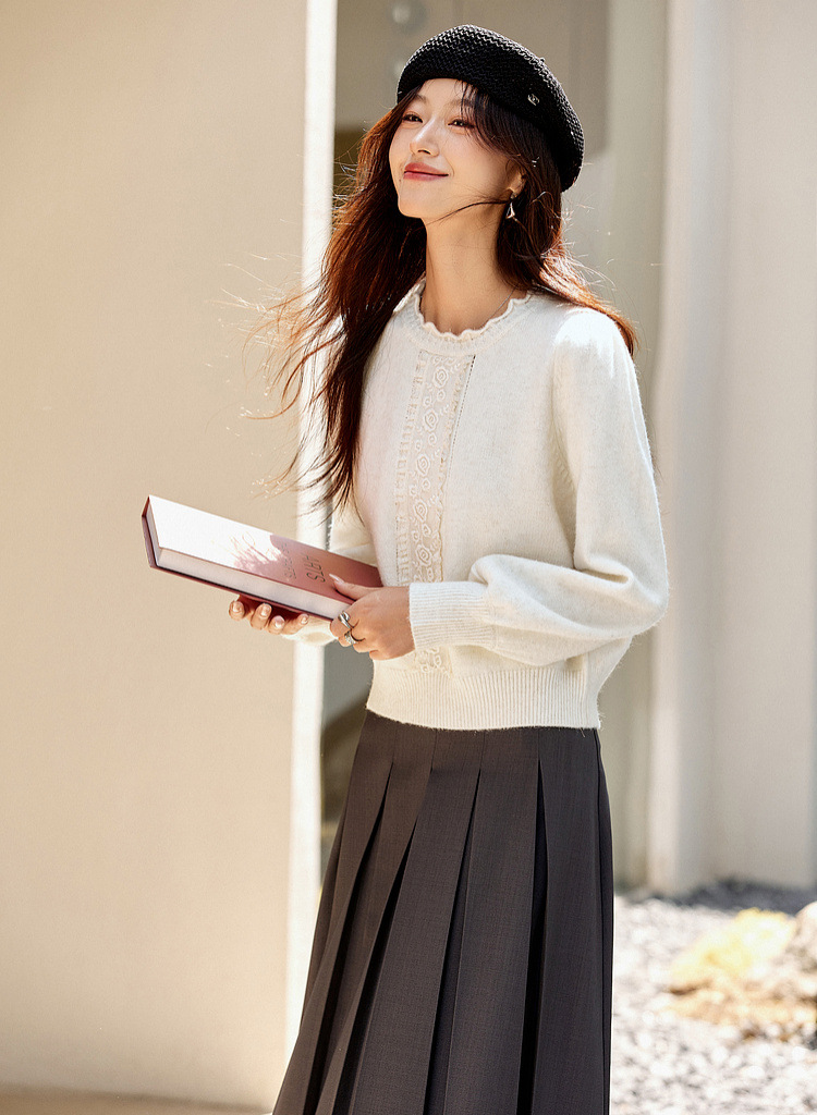 Lace Trim Crewneck Knit Sweater �Elegant Commuter Style