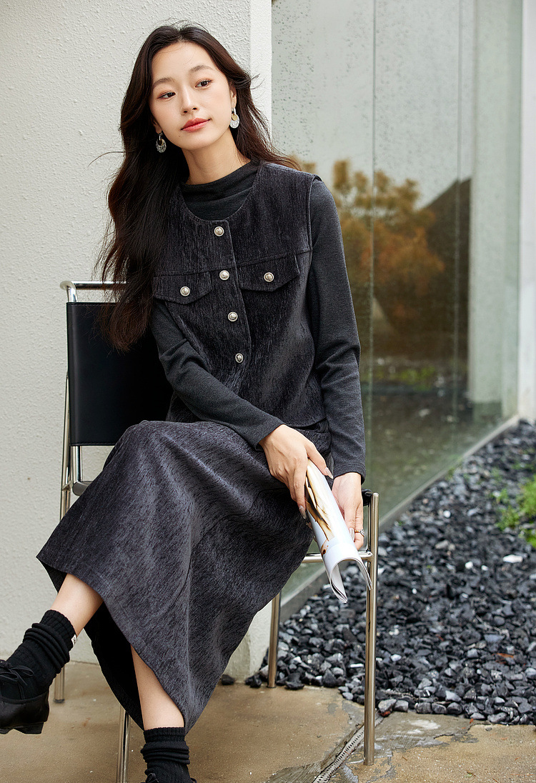 Retro Three-Piece Set �Vest, Blouse & Skirt Commuter Style