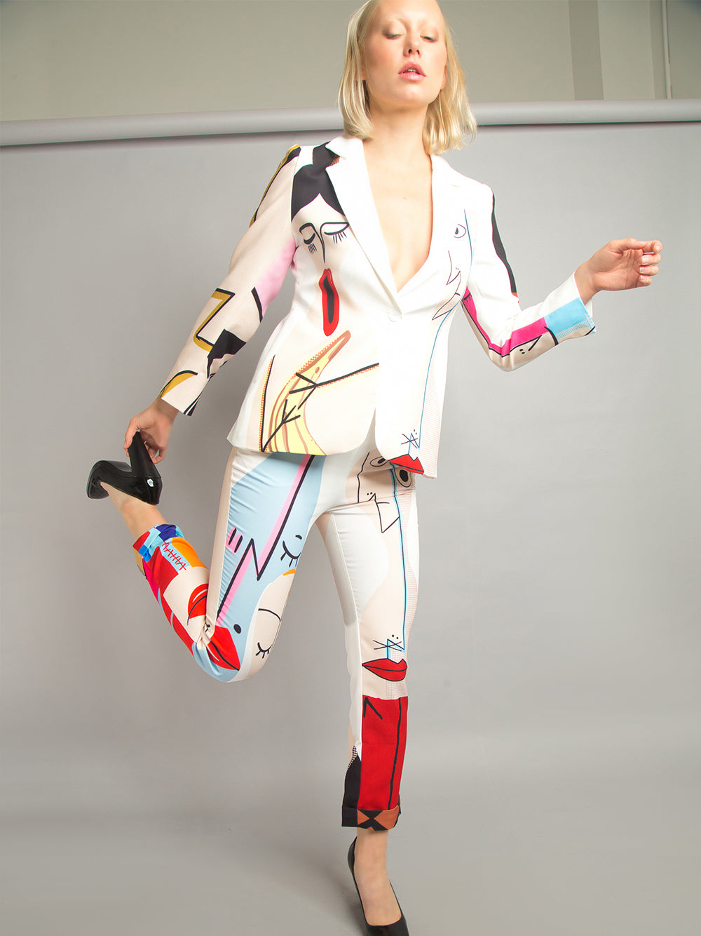 White Abstract Portrait Print Notch Lapel Blazer Cropped Pants Set 19