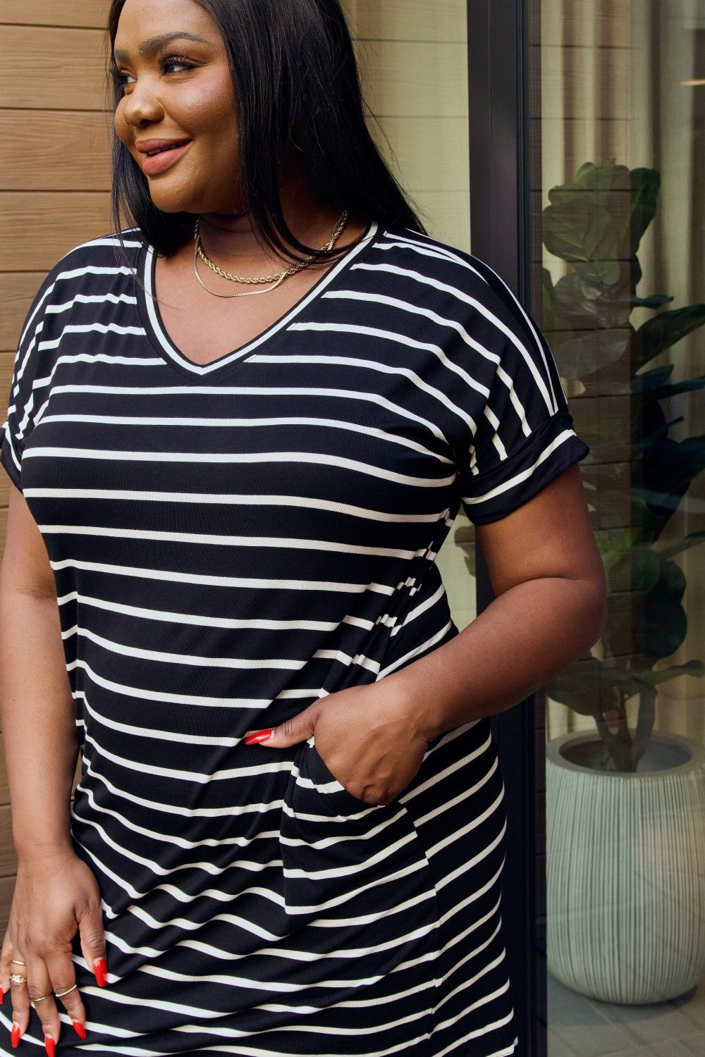 Black/ivory V-Neck Striped Short Sleeve Pocket Shift Midi Dress