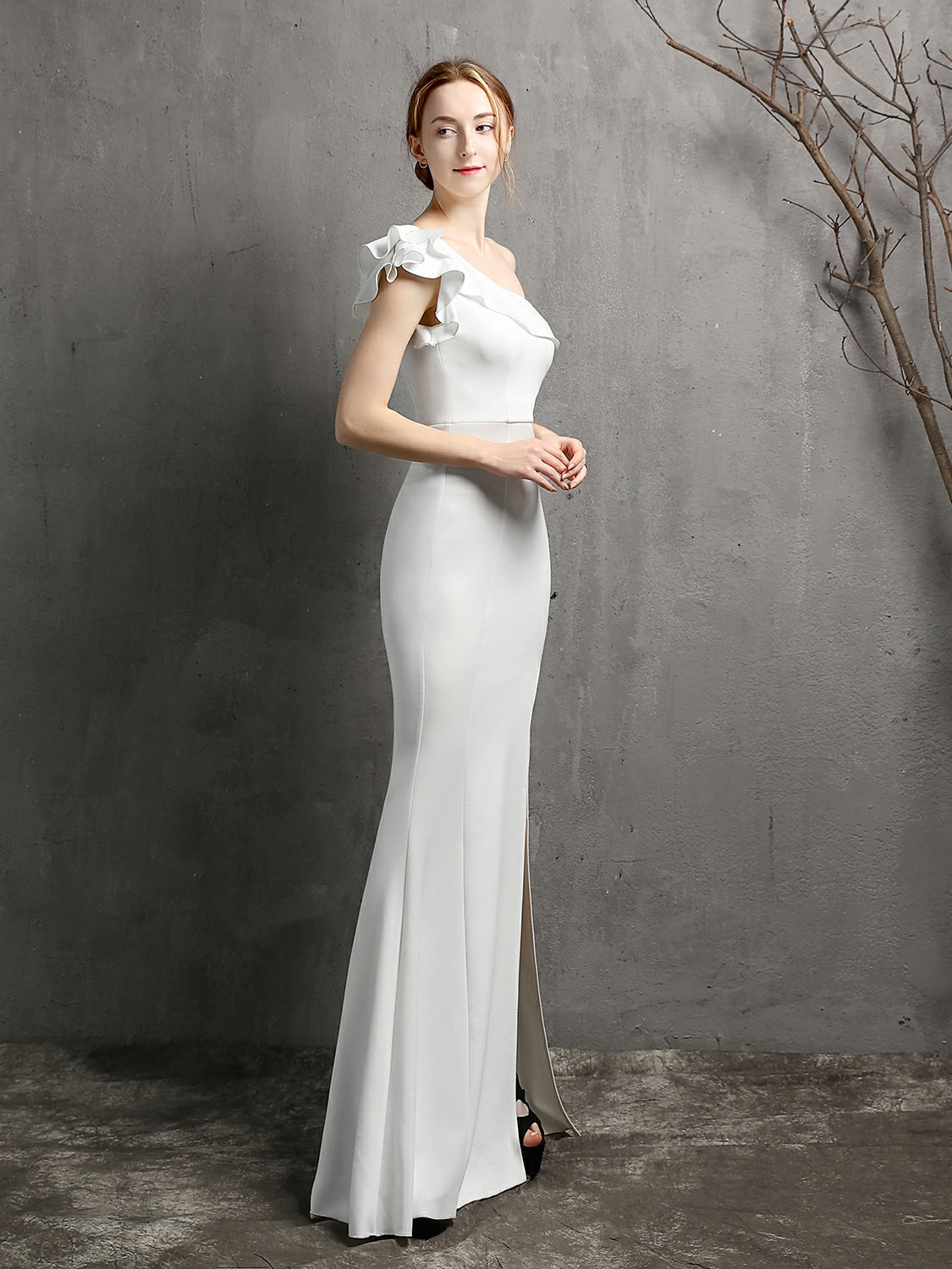 Elegant and dignified banquet evening dress