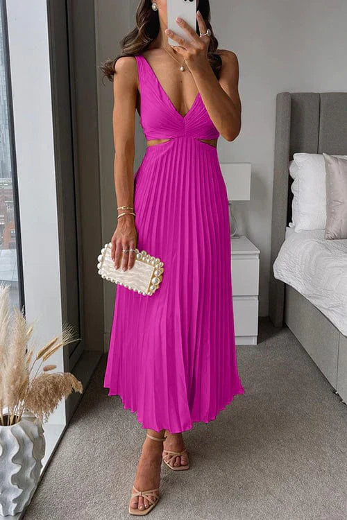 Nina Timeless Pleated Dress with a Neckline Chic Silhouette Collection