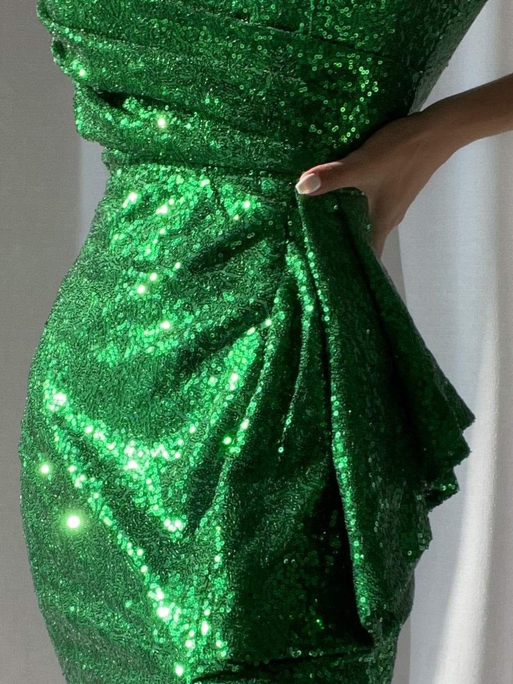 Green Off-Shoulder Sweetheart Sequin Ruched Front Slit Bodycon Midi Dress