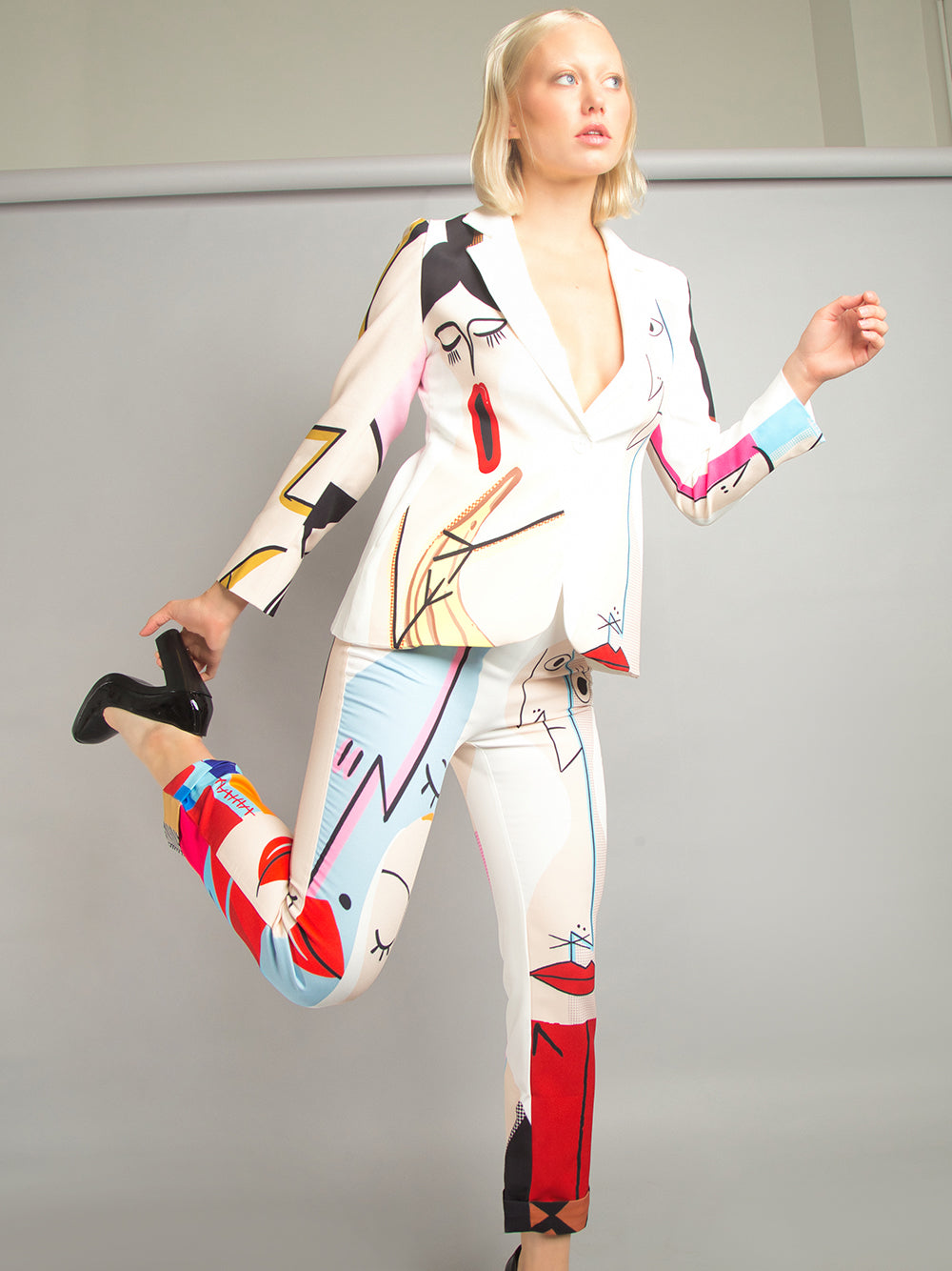 White Abstract Portrait Print Notch Lapel Blazer Cropped Pants Set 3