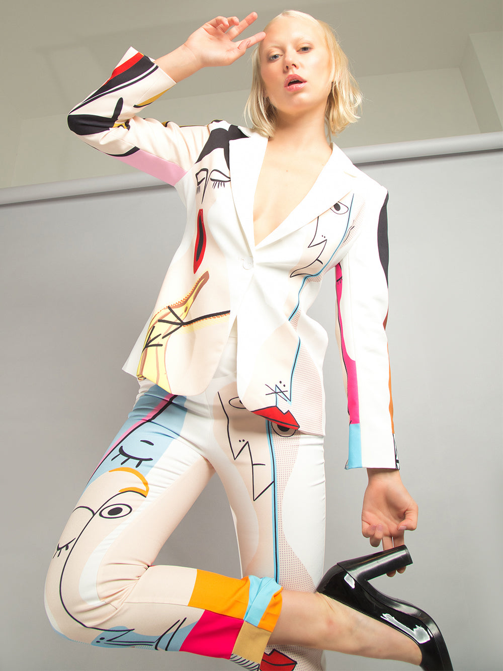 White Abstract Portrait Print Notch Lapel Blazer Cropped Pants Set 22