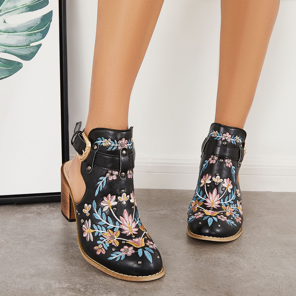 Chic Orthopedic Sandals with Unique Design